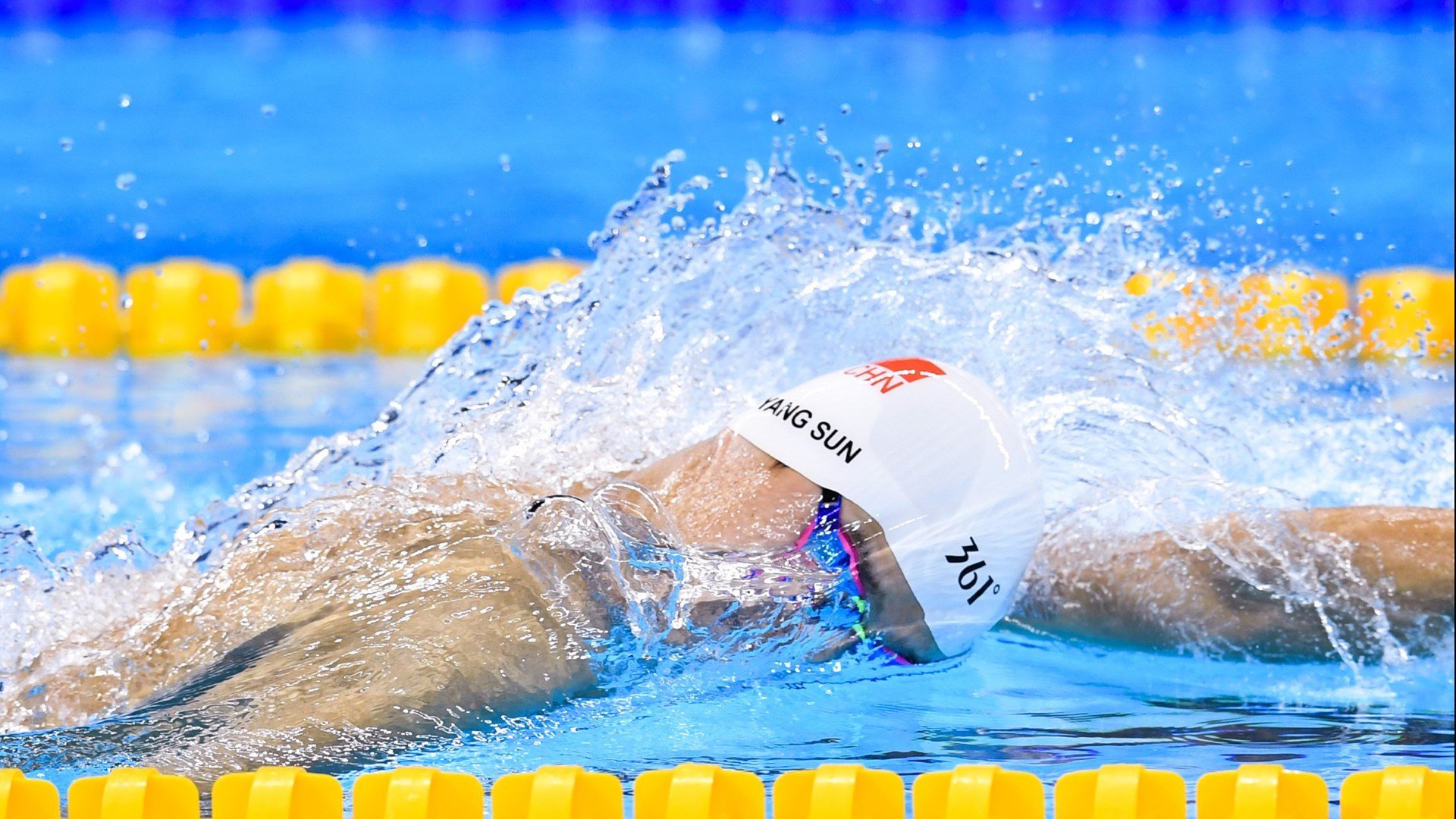 卡利亚里前锋跑位灵活打乱防线，卡利亚里战绩500